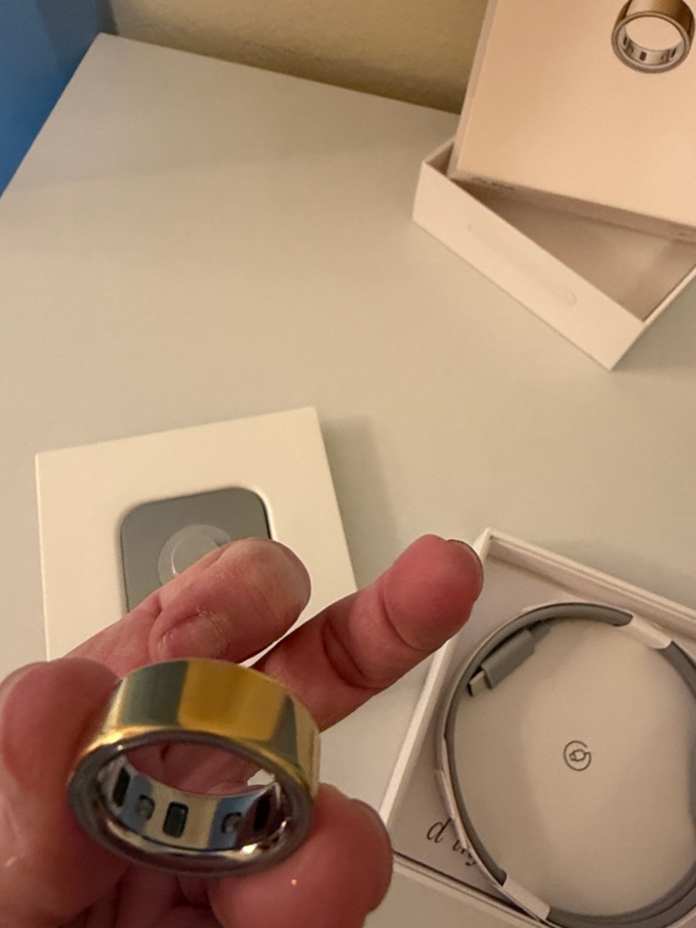Oura Ring 4 Gold - Picture 10 of 10